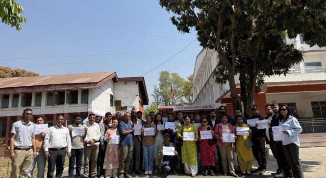जिल्ला प्रशासन कार्यालय सुर्खेतमा ध्यानाकर्षण पत्र बुझाउदै